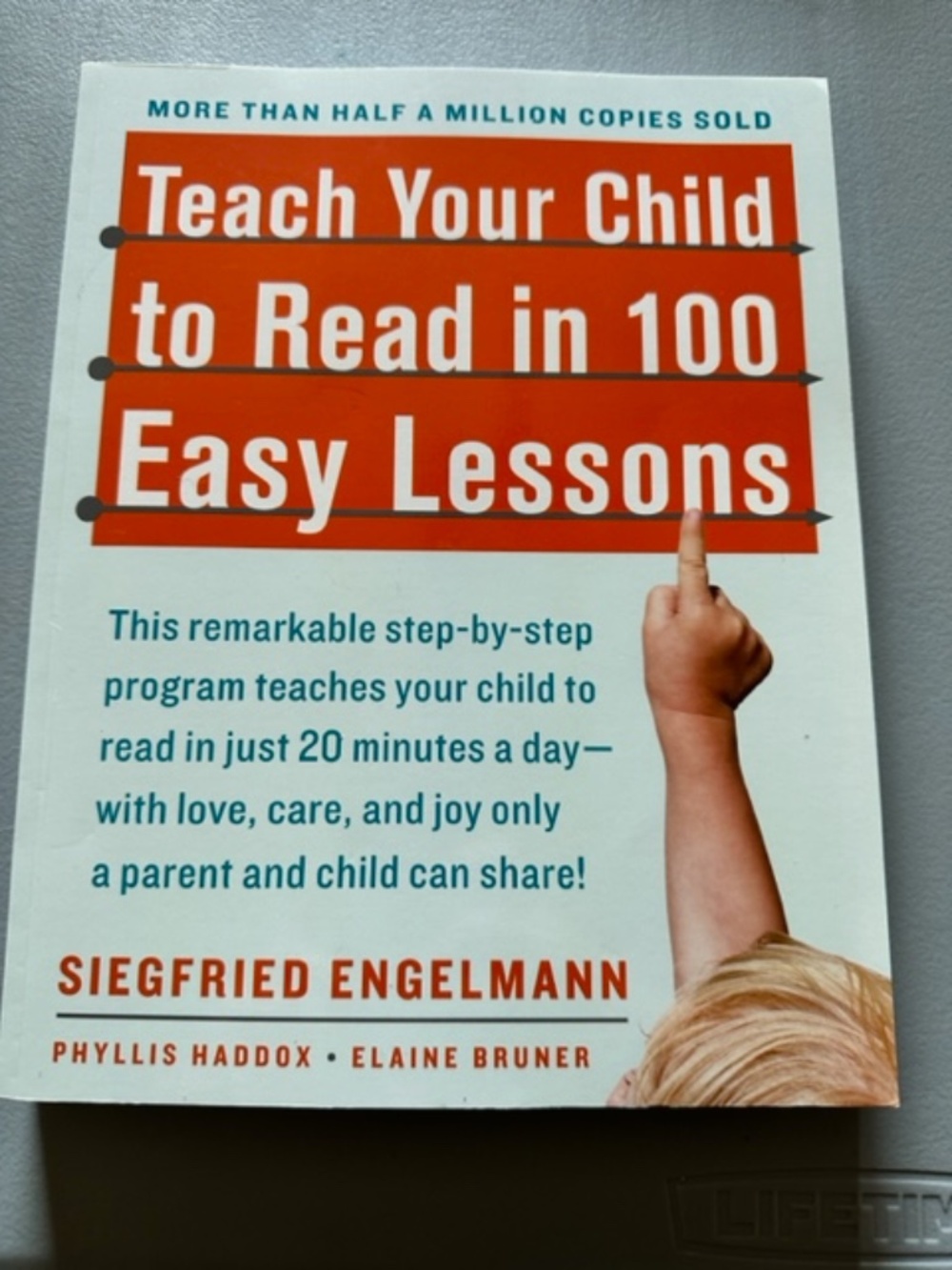 Teach Your Child to Read in 100 Easy Lessons. Early education textbook